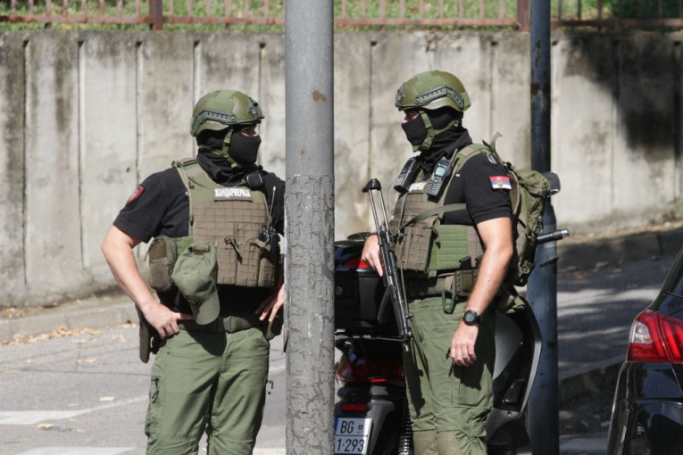 Jake policijske snage ispred Spacijalnog suda