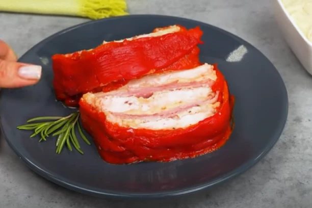 SLANA TORTA OD CRVENE PAPRIKE: U kombinaciji sa belim mesom, šunkom i SIROM, prava je fantazija ukusa!