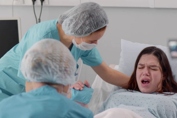 PORODILIŠTE STRAVE! DOKTOR ČUPAO POSTELJICU IZ UTROBE: "Krvnički je vukao, ti KOMADI SU ISPADALI IZ NJEGOVIH RUKU"