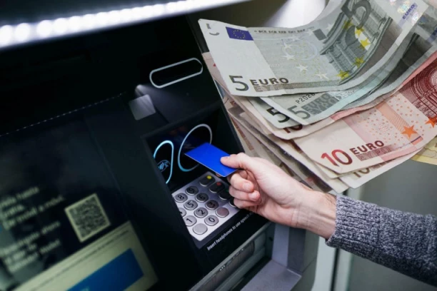 ŽELITE DA UZMETE KEŠ KREDIT? OVO MORATE ZNATI: Pažljivo pripremite dokumentaciju!