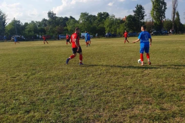 DERBI ATMOSFERA U JELENCU: Gosti su imali prednost od dva gola, ali su domaći sa igračem manje stigli do remija!