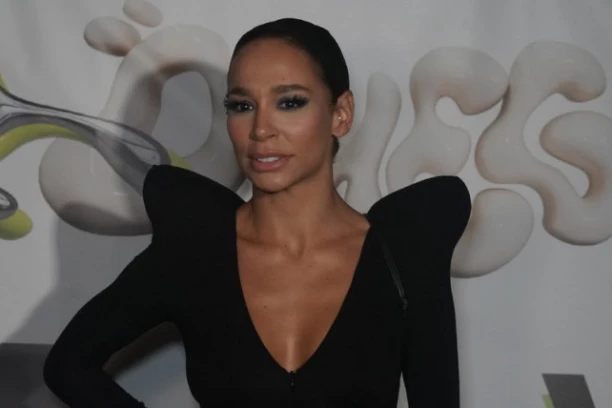 EDITA NA IVICI SUZA NA KARLEUŠINOM KONCERTU! Prisetila se TUČE sa Indi, pa umalo BRIZNULA U PLAČ: Svi pravimo greške!