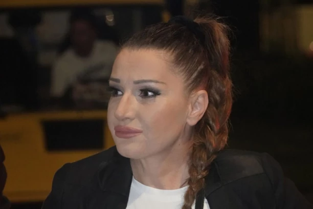 NAŠA PEVAČICA NAHVATALA VERENIKA U KREVETU SA MUŠKARCEM: Doživela pomračenje uma, tražila PIŠTOLJ da ih ubije!