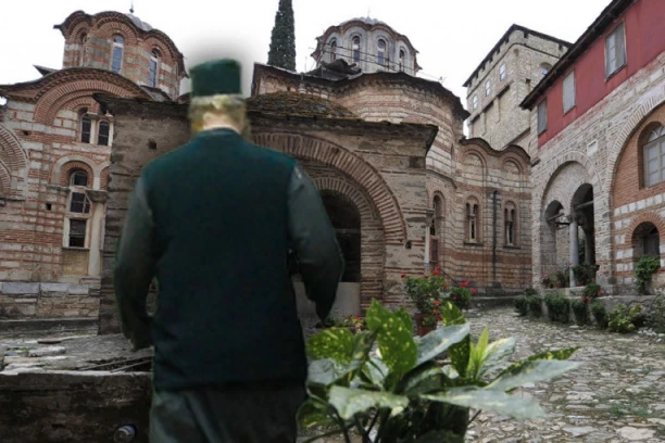 UŽAS NA HILANDARU! Pijani monah PRETUKAO drugog, batinao ga rukama i nogama, pa nastavio flašom!