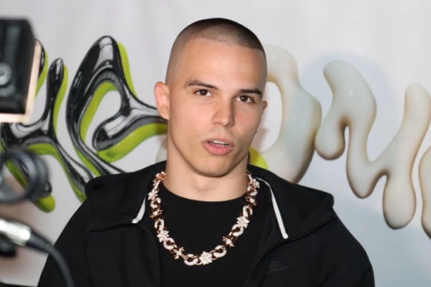 BRUTALNO NAPADNUT VOJAŽ! Publika čašama i limenkama ZASULA repera, nastup MOMENTALNO prekinut!