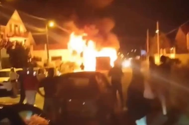 STRAVIČNE SCENE U BEOGRADU! Gori autobus, ljudi u panici! (VIDEO)