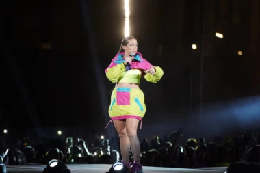 HOROR U HOTELU: Našoj pevačici UPALI u sobu dok se TUŠIRALA - ono što je zatekla ju je ZAPREPASTILO! (VIDEO)