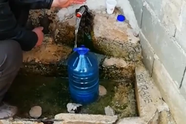 PRODAJU VODU ZA 200 EVRA  I TVRDE DA JE OZBILJAN LEK! Samo je navodno na jednom mestu ima, a stručnjaci negiraju lekovitost!