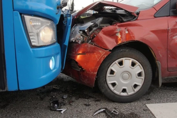 SUDARILA SE DVA PUTNIČKA AUTOMOBILA I AUTOBUS! Najmanje 11 povređenih!