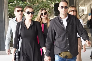 PRVO POJAVLJIVANJE MILENE RADULOVIĆ I OGNJENA JANKOVIĆA: Glumica sa novim dečkom za ruku stigla u Palatu pravde! (FOTO)