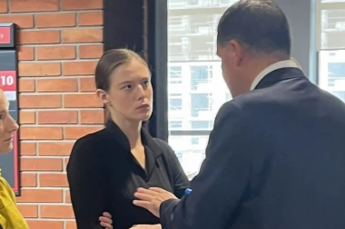 "NE SAMO DA ME SILOVAO, VEĆ ME PRED SVIMA I TUKAO"! Jezivo svedočenje glumice Milene Radulović protiv bivšeg učitelja Mike Aleksića!