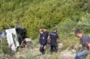 PRVI SNIMCI SA MESTA STRAŠNE NESREĆE U CRNOJ GORI! Izvlače putnike iz provalije, POGINULO TROJE! (VIDEO)