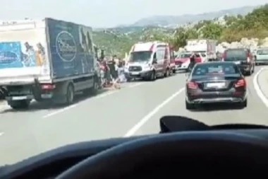 NAJMANJE TROJE POGINULO, VIŠE TEŠKO POVREĐENIH! Autobus sleteo u provaliju na putu Cetinje- Budva!
