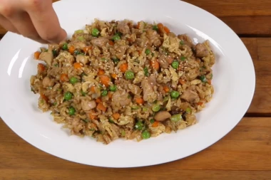 BRZINSKI RUČAK OD SVEGA PET SASTOJAKA: Napravite KINESKI pirinač sa OVIM dodacima i oduševite celu porodicu!