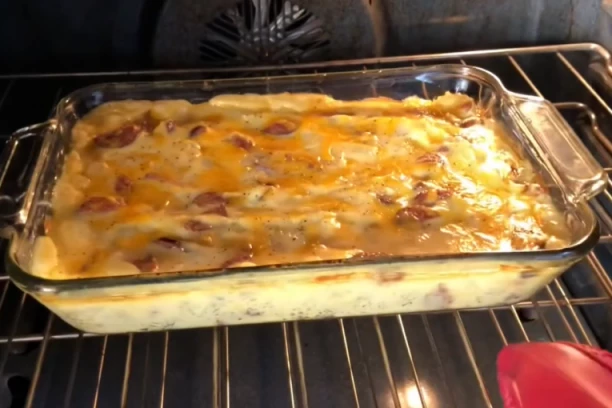 RECEPT ZA NAJUKUSNIJE KOBASICE: Dobro poznato jelo sa dodatkom SIRA je prava fantazija ukusa, bitno je da baš OVAKO ređate!