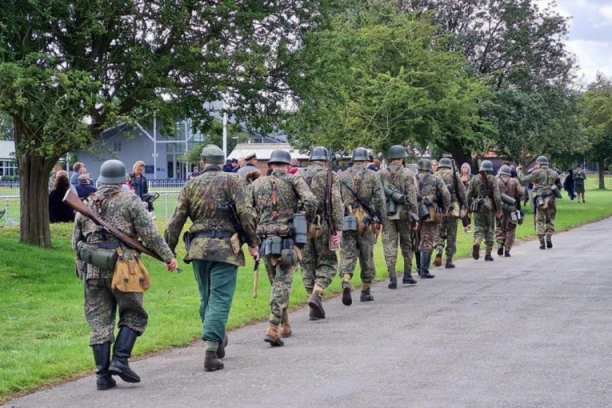 INCIDENT NA FESTIVALU POSVEĆENOM DRUGOM SVETSKOM RATU: Vojnici u nacističkim uniformama prošetali ulicama, narod POLUDEO zbog jedne stvari, policija intervenisala!