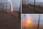 GROM SPRŽIO DVE OSOBE NA PLAŽI! Udario ih direktno u glavu, pali kao pokošeni, užasavajući KRICI, ljudi beže da spasu živote! (UZNEMIRUJUĆI SNIMAK)