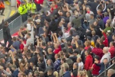 OVAJ DETALJ JE MNOGIMA PROMAKAO! Nije se VIDELO na TV ekranima! Navijači Zvezde ISPROVOCIRALI Engleze, fanovi Sitija im nisu ostali DUŽNI! (VIDEO)