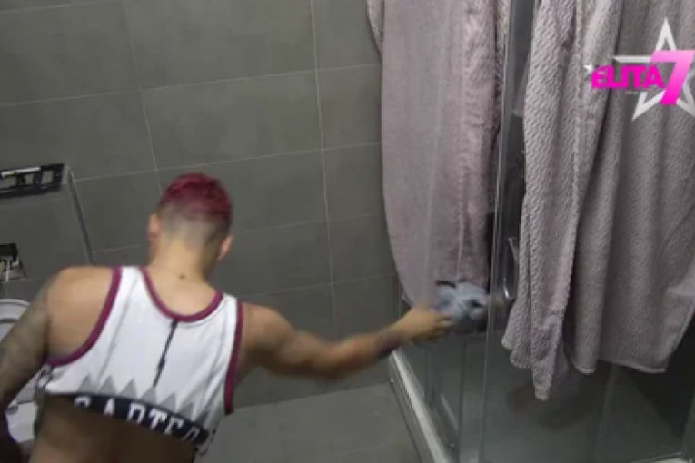 Milica i Terza izlaze iz tuš kabine