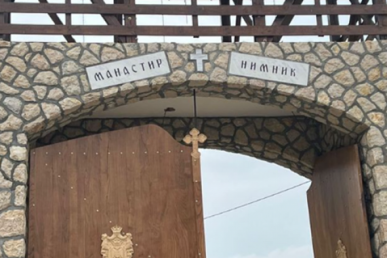Aleks posetila manastir Nimnik
