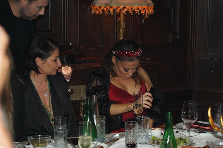 Ana Nikolić na proslavi poznatog frizera