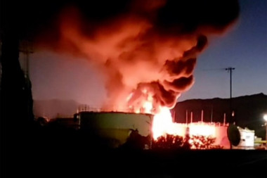 VELIKI POŽAR U PUTINOVOM OMILJENOM GRADU! Gori kod aerodroma, vatra blizu skladišta nafte! (FOTO)