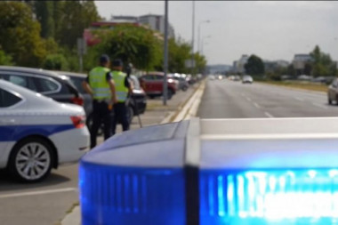 OZBILJAN INCIDENT U CENTRU NOVOG PAZARA: Policajac povređen nakon što ga je vozač udario i pobegao!