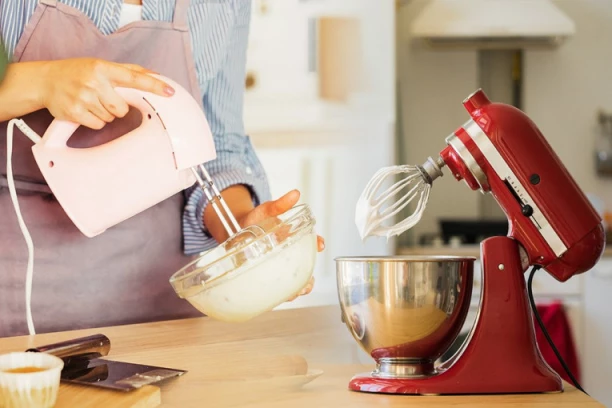 KAKO OD RUČNOG NAPRAVITI SAMOSTOJEĆI MIKSER? Treba vam samo jedna stvar iz RERNE i ruke vas više neće boleti! (FOTO/VIDEO)