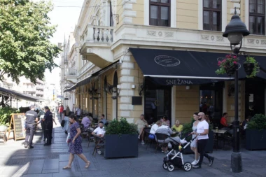 Pomahnitali radnik krenuo na gazdu  NOŽEM zbog NEISPLAĆENIH PLATA: Isplivao snimak iz Knez Mihailove - zaustavio ga hrabri POLICAJAC! (VIDEO)