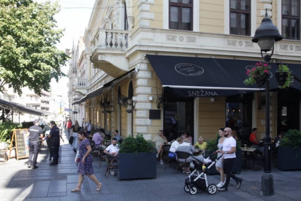 Pomahnitali radnik krenuo na gazdu  NOŽEM zbog NEISPLAĆENIH PLATA: Isplivao snimak iz Knez Mihailove - zaustavio ga hrabri POLICAJAC! (VIDEO)