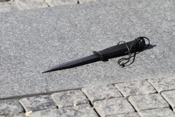 NEZAPAMĆENI NEREDI U ATINI! Sukobili se NAVIJAČI, napadač NOŽEM naleteo na pristalice Olimpijakosa!