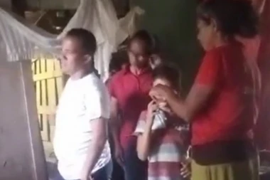 MAJKA I TETKE UHAPŠENE, POSLE UŽASNOG OTKRIĆA KOMŠIJE HTELE DA IH LINČUJU: Dete sa smetnjama u razvoju 7 godina držale u DRVENOM KAVEZU u stravičnim uslovima (UZNEMIRUJUĆI VIDEO)