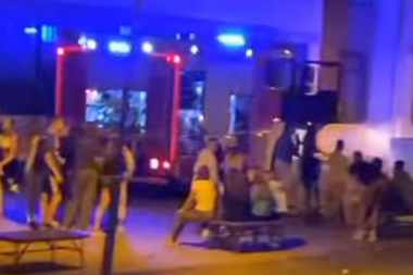 SNIMCI POŽARA U ŠKOLI NA VIDIKOVCU: Deca hitno evakuisana, vatrogasci se bore sa buktinjom! (VIDEO)