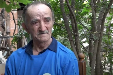 DOMAR IZ ŠKOLE "25.MAJ" ŽIVEO JE U NELJUDSKIM USLOVIMA SA NEPOKRETNIM SINOM: Bivši učenici mu VRATILI OSMEH na lice i renovirali potpuno njegov dom (VIDEO)