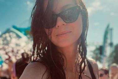 MOKRA DO GOLE KOŽE! Naša zgodna glumica pomutila razum uvijanjem u peni, u OVOJ POZI je još niste videli (FOTO)