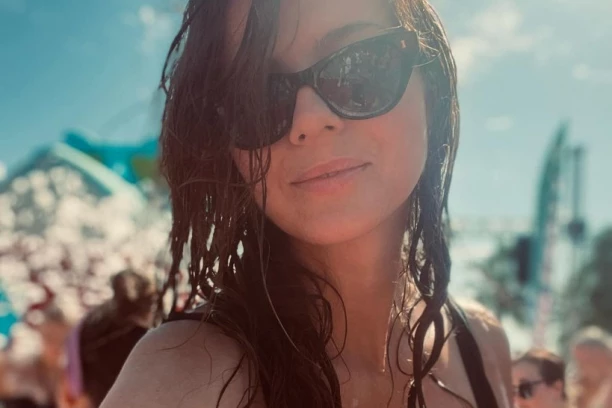 MOKRA DO GOLE KOŽE! Naša zgodna glumica pomutila razum uvijanjem u peni, u OVOJ POZI je još niste videli (FOTO)