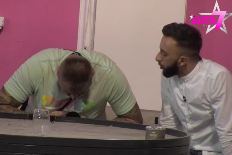 Janjuš gleda Darku Tanasijeviću u šolju Elita 7 Zadruga