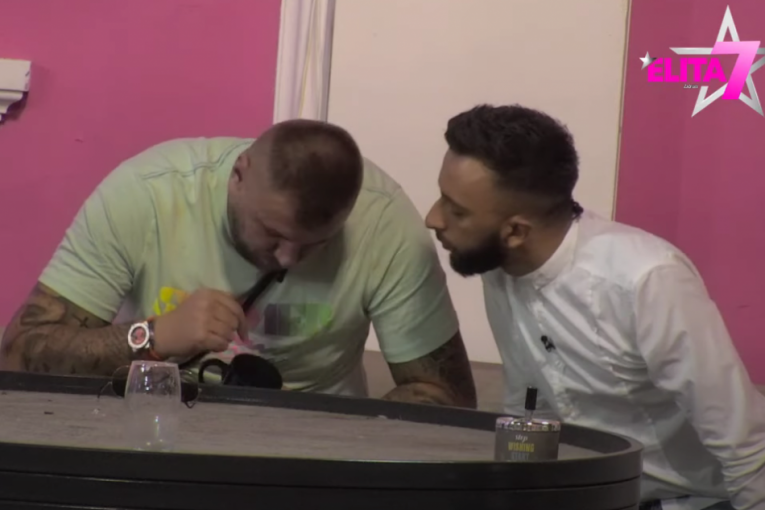 Janjuš gleda Darku Tanasijeviću u šolju Elita 7 Zadruga