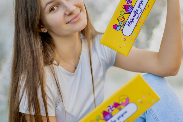 Devojka sa slatkišima