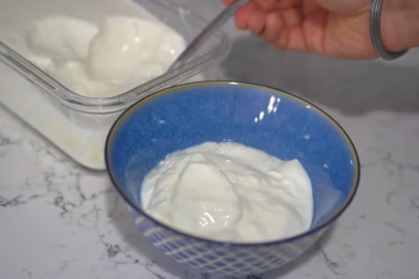 NAPRAVITE SAMI KISELO MLEKO: Potrebna su samo DVA sastojka a ukus je pet puta bolji od kupovnog!