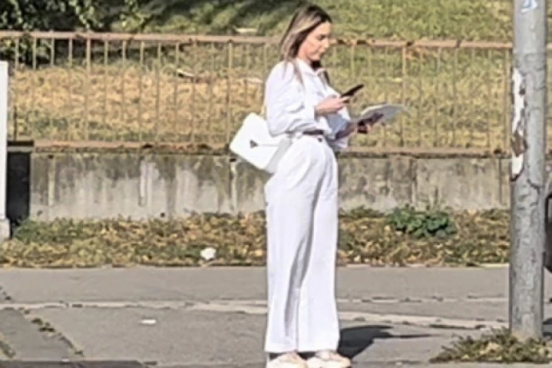 EVO KAKO IZGLEDA SNAJKA OPAKOG ZVICERA! Došla u sud obučena u belo i tvrdila da ne zna čime joj se bavi muž o kojem su BRUJALI MEDIJI!