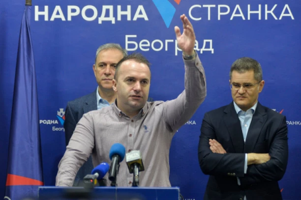 KOROMAN PIJAN TUKAO DEVOJKU, A ŠETA NA PROTESTIMA PROTIV NASILJA! Bivši fudbaler uhapšen zbog napada na Banovom brdu!