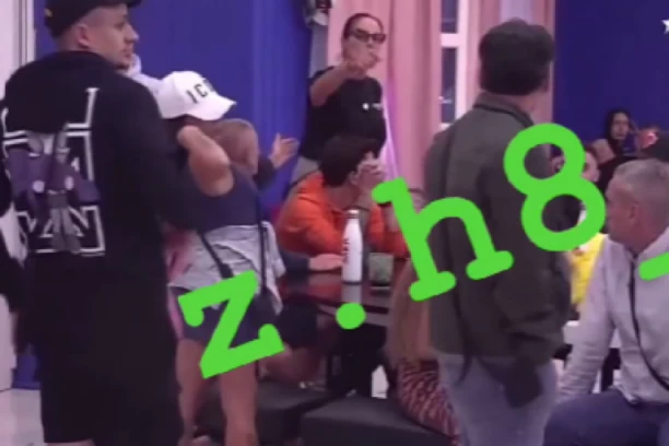 OTAC GA NAHVATAO NA GOMILI SA MUŠKARCEM? Gej afera trese rijaliti - Miljana raskirnkala ČIJI broj joj je tražio ON!