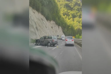 JOŠ JEDAN STRAŠAN UDES KOD UŽICA! "Pežo" i "pasat" se direktno sudarili, delovi svuda po putu! (FOTO, VIDEO)