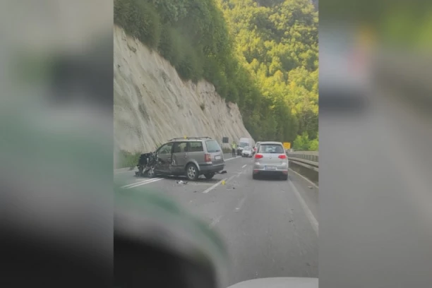 JOŠ JEDAN STRAŠAN UDES KOD UŽICA! "Pežo" i "pasat" se direktno sudarili, delovi svuda po putu! (FOTO, VIDEO)