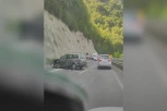 JOŠ JEDAN STRAŠAN UDES KOD UŽICA! "Pežo" i "pasat" se direktno sudarili, delovi svuda po putu! (FOTO, VIDEO)