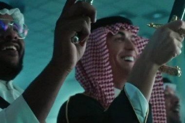 HIT SNIMAK! Ronaldo igra OBUČEN kao šeik! Kristijano UHVAĆEN kako pleše uz zastavu Saudijske Arabije! (VIDEO)