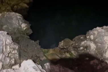 ''UJUTRU SE KUPAJU U SOPSTVENIM FEKALIJAMA'': Poznati resort u Hrvatskoj ZAGAĐUJE svakodnevno more, deci nikle IZRASLINE svud po telu! (FOTO,VIDEO)