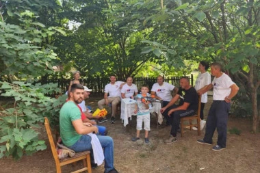 NIKOLA VUČEN SA AKTIVISTIMA URUČIO DONACIJU PORODICI JANKOVIĆ IZ KUSATKA