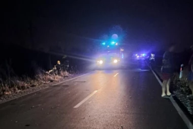 POGINUO MUŠKARAC U STRAVIČNOM UDESU: Kolima podleteo pod traktorsku prikolicu! (FOTO)